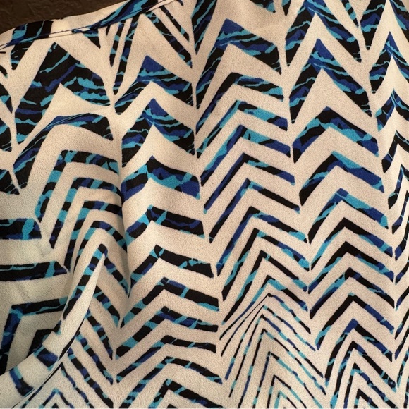 EUC A’Gaci Open Back Hi-Lo Chevron Sleeveless Top - Picture 7 of 10
